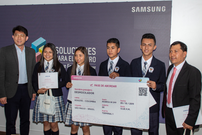 Integrantes de “Desmocilador” proyecto ganador de Soluciones para el Futuro de Samsung Colombia juton al president de Samsung Colombia y el Profesor